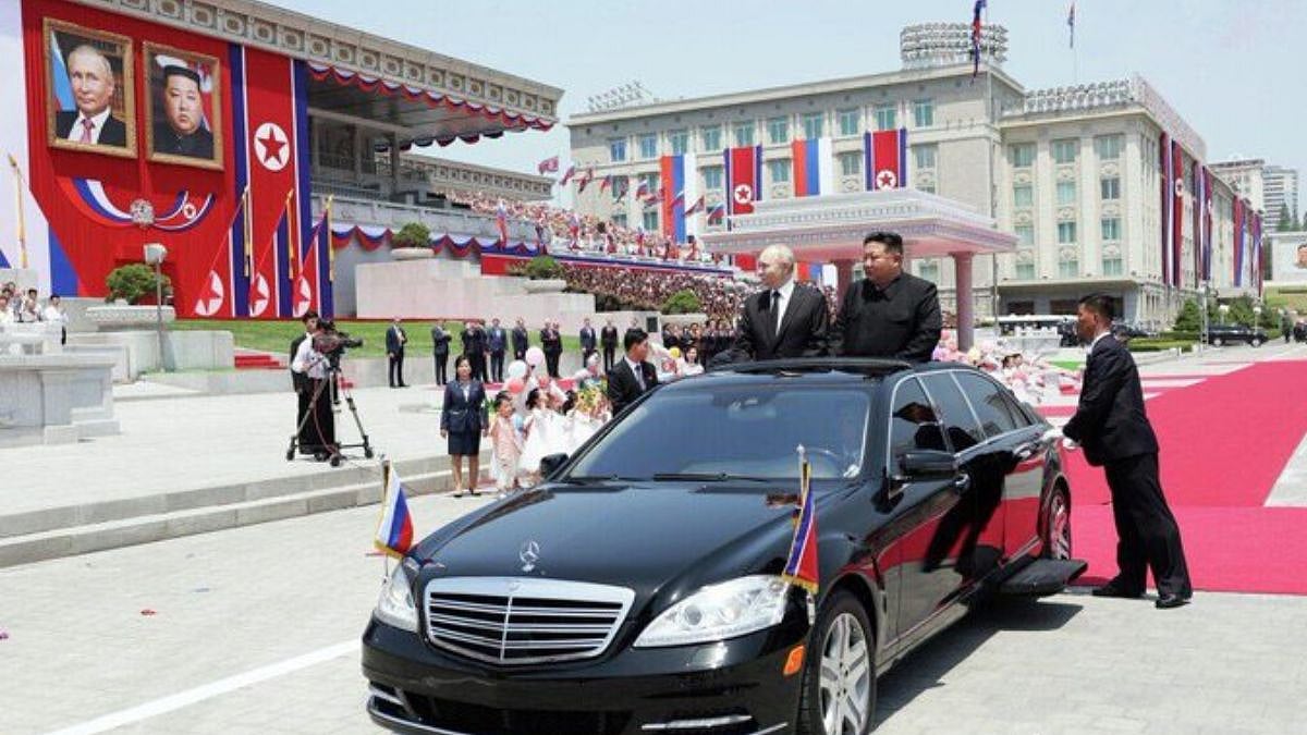 Entire population of Pyongyang at the welcome of Russian President Vladmir Putin